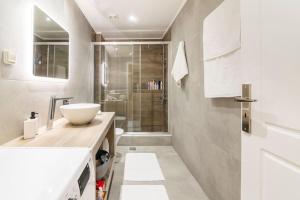 ein Bad mit einem Waschbecken und einer Dusche in der Unterkunft Modern Apartmen, Piraeus near Microlimano, Kastela in Piräus