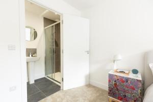 un baño con espejo y lavabo en PAPER MILL - Experience the city and nature side of this stay!, en Sheffield 31 fotos más