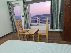 Nespecifikovaný výhled na hory nebo výhled na hory při pohledu z hotelu