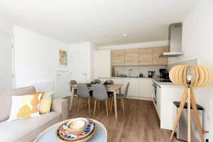 Una sala de estar con un sofá y una mesa y una cocina. en PAPER MILL - Experience the city and nature side of this stay!, en Sheffield