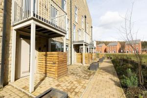 un gran edificio de ladrillo con porche en PAPER MILL - Experience the city and nature side of this stay!, en Sheffield