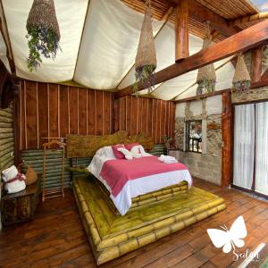 sypialnia z łóżkiem w namiocie w obiekcie Cabaña Esmeralda - Seilan Alojamiento Rural w mieście Paipa