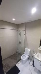 盖尼特拉Mehdia beach one的带淋浴、马桶和水槽的浴室