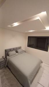 盖尼特拉Mehdia beach one的一间卧室，配有一张大床和一扇窗户。