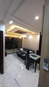 盖尼特拉Mehdia beach one的客厅里有一张沙发和一张桌子。