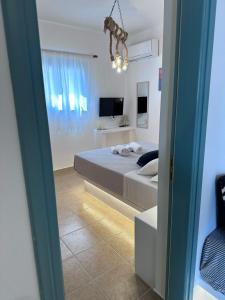 una camera con letto e una camera con TV di Villa Sertis Santorini a Imerovigli