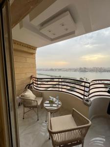 En balkong eller terrasse på Nile view 3 full bedroom apartment