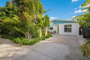 a house with palm trees and a driveway at The Bea's Knees home in Anna Maria