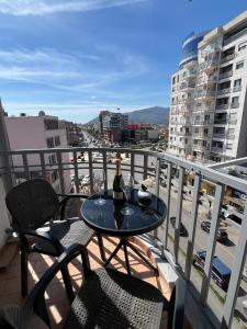 una mesa en un balcón con vistas a la ciudad en Horizont Apart-Hotel, en Shkodër