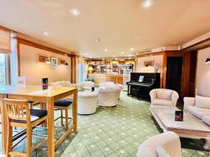 Posezení v ubytování Logis Hôtel Le Rivage