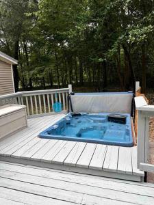 Un balcon sau o terasă la Three Rivers Crystal Cabin