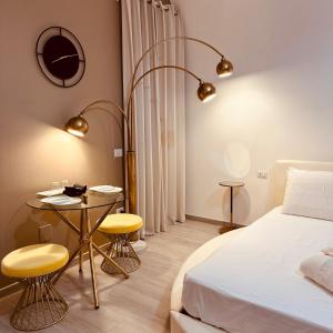 Postel nebo postele na pokoji v ubytování Muralta Suite & Luxury Rooms