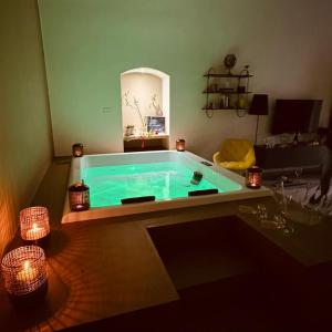 Bazén v ubytování Muralta Suite & Luxury Rooms nebo v jeho okolí