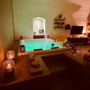 Bazén v ubytování Muralta Suite & Luxury Rooms nebo v jeho okolí