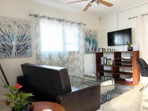 Een TV en/of entertainmentcenter bij Panthera Cottage Milnerton
