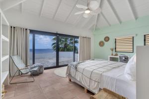 - une chambre avec un lit et une vue sur la plage dans l'établissement Villa Mingo in Punt Vierkant, à Kralendijk