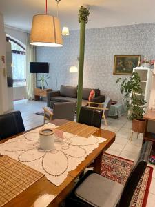 ein Wohnzimmer mit einem Tisch und einem Sofa in der Unterkunft Ruhe und Komfort im Zentrum von Leipzig in Leipzig