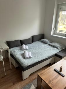- une chambre avec un lit et des serviettes dans l'établissement Studio apartman ANNI, Self CHECK-IN, à Osijek
