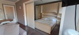 a small bedroom with a bed in a room at 1-slaapkamer appartement - vlak bij strand - parkeerplaats inclusief in Blankenberge