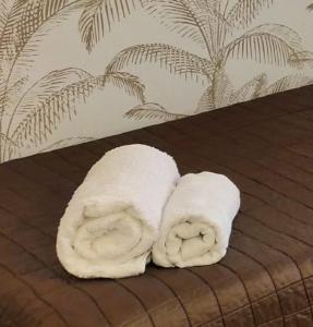 un par de toallas sentadas encima de una cama en "En el camino", en León