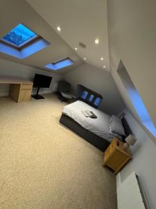 a bedroom with a bed and a desk in a room at Town Centre 2 bedroom apartment in Wick