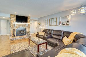 Una sala de estar con un sofá y una chimenea. en 3 Mi to Boat Ramp Osage Beach Condo with Grill!, en Osage Beach