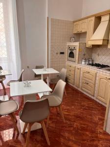 拿坡里的住宿－La Tela di Elena，一间厨房,内设白色的桌椅