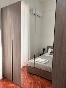 um quarto com uma cama e uma porta de vidro em La Tela di Elena em Nápoles