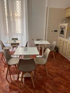 un grupo de mesas y sillas en una habitación en La Tela di Elena, en Nápoles