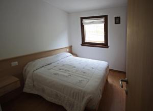 - une petite chambre avec un lit et une fenêtre dans l'établissement Bait Solif, à Valdidentro