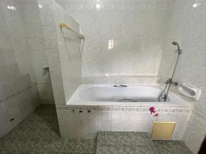 Ein Badezimmer in der Unterkunft VillaXXL & Pool, Fidjrosse, route des pêches, Cotonou