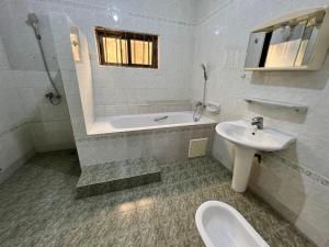 Ein Badezimmer in der Unterkunft VillaXXL & Pool, Fidjrosse, route des pêches, Cotonou