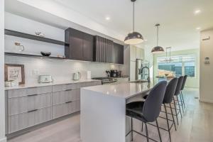 Кухня или кухненски бокс в Luxury Home near U of A, Whyte Av