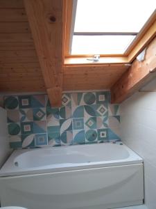 ein kleines Bad mit einem Dachfenster und einem WC in der Unterkunft Stella del Cilento B&B Vista Golfo in Agropoli