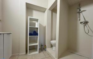 een witte badkamer met een toilet en een douche bij Station 173 A Bruxelles-Charleroi-airport in Charleroi