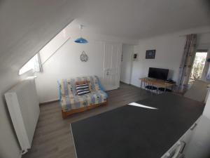 uma sala de estar com um sofá e uma mesa em Appartement à 100m plage de Puys dans ancien hôtel particulier. Place parking em Dieppe