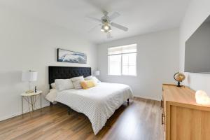 a bedroom with a bed and a ceiling fan at Spacious, Comfortable, and Central Condo in Los Angeles