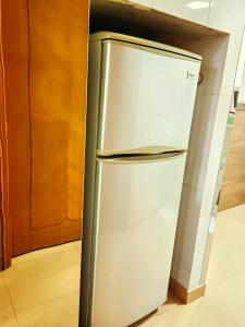 um frigorífico de aço inoxidável numa cozinha em 香港太阳宾馆 em Hong Kong