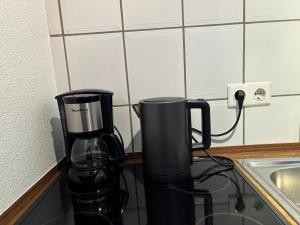 una macchinetta del caffè seduta su un bancone in cucina di Apartment in Natur und Flughafen Nähe a Norimberga