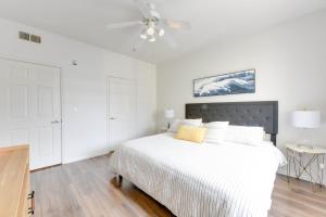 1 dormitorio blanco con 1 cama y ventilador de techo en Spacious, Comfortable, and Central Condo, en Los Ángeles
