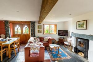 Posezení v ubytování HIGH TREES BYRE - Two bed Cottage with Log Burner & Incredible Views