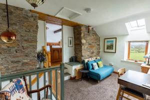 Posezení v ubytování HIGH TREES BYRE - Two bed Cottage with Log Burner & Incredible Views