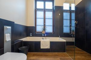 a bathroom with a sink and a bath tub at Privatzimmer Haus Schweiz in Bonn