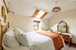 Postel nebo postele na pokoji v ubytování HIGH TREES BYRE - Two bed Cottage with Log Burner & Incredible Views