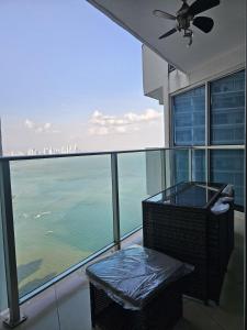 uma varanda com uma mesa e vista para o oceano em Apartamento en Panama y Punta Pacífica, Céntrico y Costa de Panamá na Cidade do Panamá