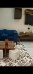 - un salon avec un canapé bleu et une table dans l'établissement المهندسين, au Caire