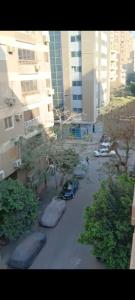 une voiture garée dans un parking à côté des bâtiments dans l'établissement المهندسين, au Caire