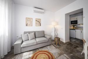 uma sala de estar com um sofá e uma cozinha em Escondite de Noah Grupo labreña em Los Caños de Meca