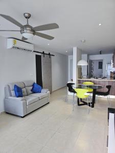 uma sala de estar com um sofá e uma mesa em Apartamento en Panama y Punta Pacífica, Céntrico y Costa de Panamá na Cidade do Panamá