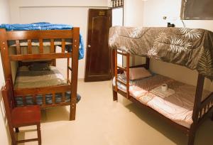 チャチャポヤスにあるLA CASA DEL TURISTAの二段ベッド2組が備わる客室です。